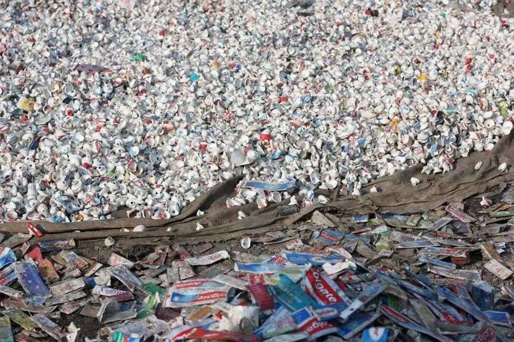 再也不用「擠牙膏」，高露潔換上的「潤滑劑」包裝，讓牙膏從此一滴不剩